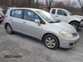 2008 Nissan Versa SL z VIN 3N1BC13E48L358670, wystawiony jako IAAI lot #41401260 z przebiegiem 156 907 mil mil oraz . Historia ofert i sprzedaży dostępna na DreamBid. Obrazek 1.