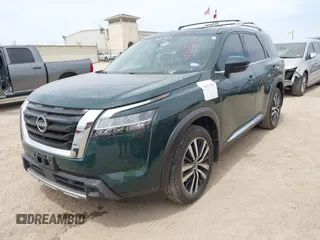 2023 Nissan Pathfinder Platinum z VIN 5N1DR3DH7PC275524, wystawiony jako IAAI lot #42061025 z przebiegiem 22 670 mil mil oraz . Historia ofert i sprzedaży dostępna na DreamBid. Obrazek 17.