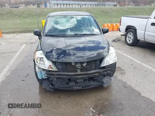 2008 Nissan Versa S z VIN 3N1BC11EX8L446772, wystawiony jako IAAI lot #41824455 z przebiegiem 145 793 mil mil oraz . Historia ofert i sprzedaży dostępna na DreamBid. Obrazek 13.