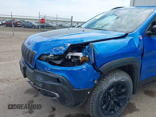 2022 Jeep Cherokee Trailhawk z VIN 1C4PJMBX4ND513488, wystawiony jako IAAI lot #42137114 z przebiegiem 12 306 mil mil oraz . Historia ofert i sprzedaży dostępna na DreamBid. Obrazek 6.