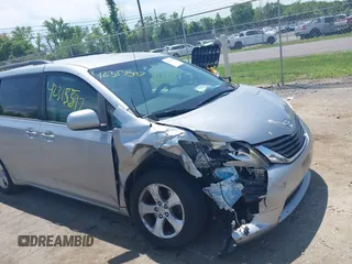 2011 Toyota Sienna LE AAS z VIN 5TDKK3DC8BS043123, wystawiony jako IAAI lot #42313597 z przebiegiem 199 637 mil mil oraz . Historia ofert i sprzedaży dostępna na DreamBid. Obrazek 1.