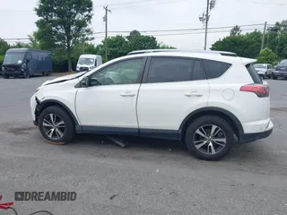 2018 Toyota RAV4 XLE z VIN JTMWFREV2JJ739366, wystawiony jako IAAI lot #42270427 z przebiegiem 112 558 mil mil oraz . Historia ofert i sprzedaży dostępna na DreamBid. Obrazek 13.