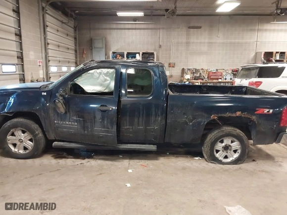 2011 Chevrolet Silverado 1500 LT with VIN 1GCRCSE06BZ361721, listed as a IAAI auction lot 41335106 with 283,753 mi miles. Bid and sale history available at carsss.com. Image 15.