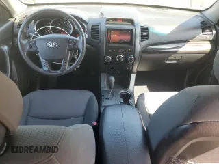 2013 Kia Sorento LX z VIN 5XYKT3A6XDG413614, wystawiony jako Copart lot #57175205 z przebiegiem 152 086 mil mil oraz Szkoda całkowita • Salvage title. Historia ofert i sprzedaży dostępna na DreamBid. Obrazek 8.