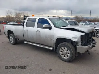 2013 GMC Sierra 2500HD SLT z VIN 1GT121C83DF202114, wystawiony jako IAAI lot #41669669 z przebiegiem 179 676 mil mil oraz . Historia ofert i sprzedaży dostępna na DreamBid. Obrazek 1.