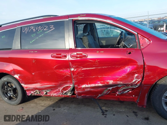 2022 Toyota Sienna LE z VIN 5TDKRKEC0NS093524, wystawiony jako IAAI lot #41784023 z przebiegiem 40 887 mil mil oraz . Historia ofert i sprzedaży dostępna na DreamBid. Obrazek 14.