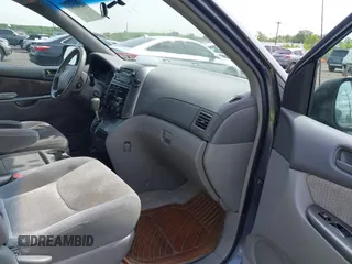 2007 Toyota Sienna CE z VIN 5TDZK23C77S060464, wystawiony jako IAAI lot #42343357 z przebiegiem 225 500 mil mil oraz . Historia ofert i sprzedaży dostępna na DreamBid. Obrazek 5.