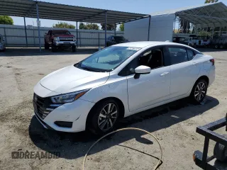 2025 Nissan Versa SV z VIN 3N1CN8EV1SL817021, wystawiony jako Copart lot #58667985 z przebiegiem 14 085 mil mil oraz Szkoda całkowita • Salvage title. Historia ofert i sprzedaży dostępna na DreamBid. Obrazek 1.