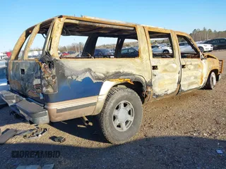 1997 GMC Suburban with VIN 1GKFK16R0VJ736393, listed as a IAAI auction lot 40838213 with 1 mi miles. Bid and sale history available at carsss.com. Image 4.
