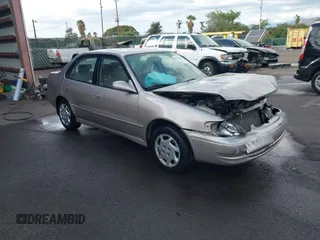 1999 Toyota Corolla VE z VIN 1NXBR12E4XZ182751, wystawiony jako IAAI lot #41433066 z przebiegiem 56 904 mil mil oraz . Historia ofert i sprzedaży dostępna na DreamBid. Obrazek 1.