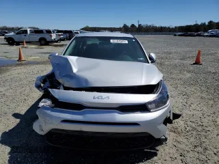 2023 Kia Rio LX z VIN 3KPA24AD3PE577193, wystawiony jako Copart lot #50104585 z przebiegiem 55 046 mil mil oraz Szkoda całkowita • Salvage title. Historia ofert i sprzedaży dostępna na DreamBid. Obrazek 5.