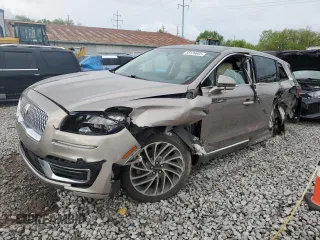 2019 Lincoln Nautilus Reserve z VIN 2LMPJ8L90KBL63291, wystawiony jako Copart lot #55139665 z przebiegiem Nie podano mil oraz Szkoda całkowita • Salvage title. Historia ofert i sprzedaży dostępna na DreamBid. Obrazek 1.