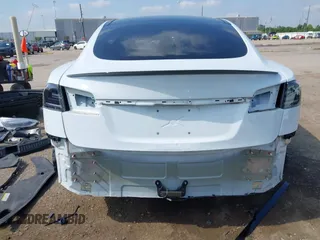 2016 Tesla Model S 70 z VIN 5YJSA1E11GF159425, wystawiony jako IAAI lot #42377639 z przebiegiem 79 767 mil mil oraz . Historia ofert i sprzedaży dostępna na DreamBid. Obrazek 17.
