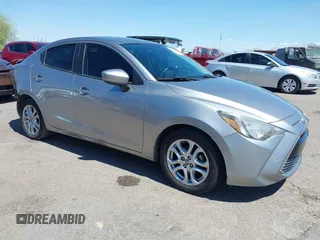 2016 Scion iA z VIN 3MYDLBZV1GY132561, wystawiony jako IAAI lot #42425947 z przebiegiem 94 882 mil mil oraz . Historia ofert i sprzedaży dostępna na DreamBid. Obrazek 1.