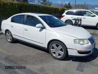 2008 Volkswagen Passat Komfort z VIN WVWAK73C68P060185, wystawiony jako IAAI lot #41826217 z przebiegiem 98 733 mil mil oraz . Historia ofert i sprzedaży dostępna na DreamBid. Obrazek 1.