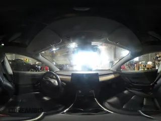 2020 Tesla Model 3 Standard Range Plus z VIN 5YJ3E1EA2LF705670, wystawiony jako IAAI lot #41572352 z przebiegiem 99 980 mil mil oraz . Historia ofert i sprzedaży dostępna na DreamBid. Obrazek 20.