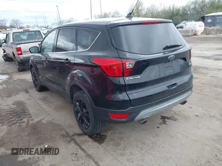 2019 Ford Escape SE z VIN 1FMCU9GD1KUA45891, wystawiony jako IAAI lot #41982627 z przebiegiem 97 546 mil mil oraz . Historia ofert i sprzedaży dostępna na DreamBid. Obrazek 3.