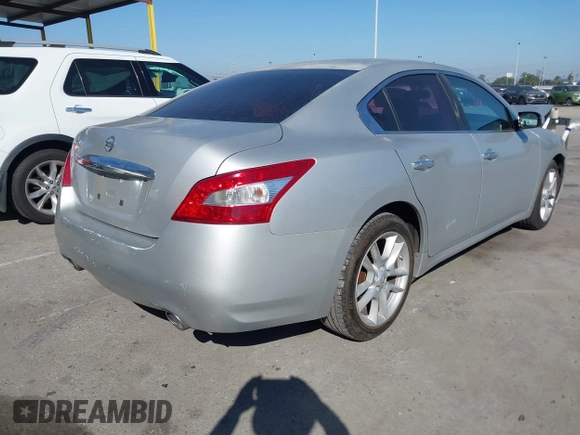 2011 Nissan Maxima SV z VIN 1N4AA5AP6BC828992, wystawiony jako IAAI lot #41681824 z przebiegiem 164 162 mil mil oraz . Historia ofert i sprzedaży dostępna na DreamBid. Obrazek 4.