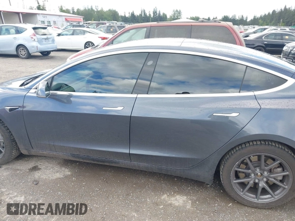 2018 Tesla Model 3 Long Range Battery z VIN 5YJ3E1EA2JF011588, wystawiony jako IAAI lot #42304226 z przebiegiem 56 819 mil mil oraz . Historia ofert i sprzedaży dostępna na DreamBid. Obrazek 14.