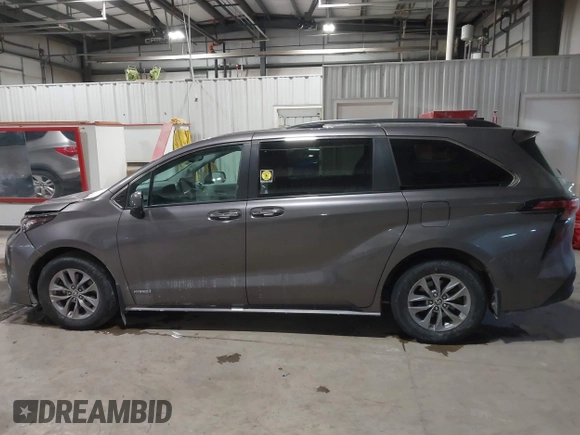 2021 Toyota Sienna XLE with VIN 5TDYSKFC4MS031961, listed as a IAAI auction lot 41601788 with 56,640 mi miles. Bid and sale history available at carsss.com. Image 14.