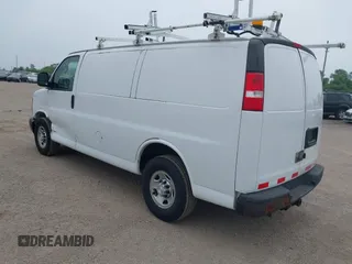 2017 Chevrolet Express Cargo z VIN 1GCWGAFF4H1241069, wystawiony jako IAAI lot #42465525 z przebiegiem 89 006 mil mil oraz . Historia ofert i sprzedaży dostępna na DreamBid. Obrazek 3.