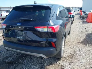 2021 Ford Escape SE z VIN 1FMCU9G67MUA39792, wystawiony jako IAAI lot #42091121 z przebiegiem 135 920 mil mil oraz . Historia ofert i sprzedaży dostępna na DreamBid. Obrazek 4.