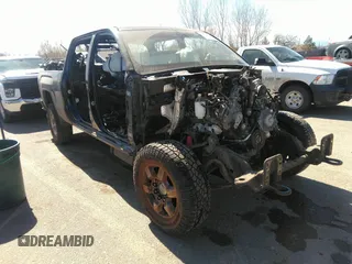 2015 GMC Sierra 2500HD Denali z VIN 1GT120E8XFF559588, wystawiony jako IAAI lot #41852287 z przebiegiem Nie podano mil oraz . Historia ofert i sprzedaży dostępna na DreamBid. Obrazek 1.