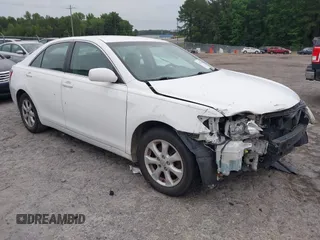 2011 Toyota Camry LE z VIN 4T1BF3EK2BU595508, wystawiony jako IAAI lot #42325384 z przebiegiem 263 728 mil mil oraz . Historia ofert i sprzedaży dostępna na DreamBid. Obrazek 1.