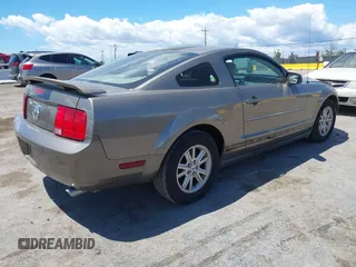 2005 Ford Mustang Deluxe z VIN 1ZVFT80N755155096, wystawiony jako IAAI lot #42251557 z przebiegiem 232 186 mil mil oraz . Historia ofert i sprzedaży dostępna na DreamBid. Obrazek 4.