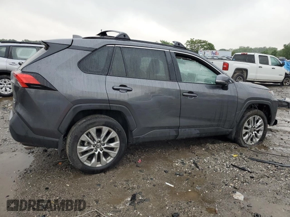 2023 Toyota RAV4 XLE Premium z VIN 2T3A1RFVXPC389584, wystawiony jako Copart lot #56968825 z przebiegiem 15 098 mil mil oraz Szkoda całkowita • Salvage title. Historia ofert i sprzedaży dostępna na DreamBid. Obrazek 3.