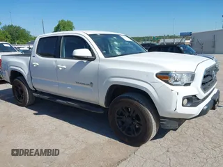 2016 Toyota Tacoma SR5 z VIN 3TMAZ5CN3GM005747, wystawiony jako IAAI lot #42241541 z przebiegiem 107 608 mil mil oraz . Historia ofert i sprzedaży dostępna na DreamBid. Obrazek 1.