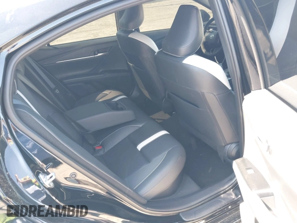 2025 Toyota Camry LE z VIN 4T1DAACK8SU509391, wystawiony jako IAAI lot #42133729 z przebiegiem 10 000 mil mil oraz . Historia ofert i sprzedaży dostępna na DreamBid. Obrazek 8.
