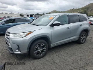 2018 Toyota Highlander LE z VIN 5TDZZRFH6JS254079, wystawiony jako Copart lot #53294195 z przebiegiem 173 677 mil mil oraz Szkoda całkowita • Salvage title. Historia ofert i sprzedaży dostępna na DreamBid. Obrazek 1.