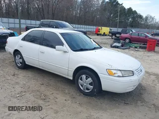 1998 Toyota Camry LE z VIN 4T1BG22K1WU826092, wystawiony jako IAAI lot #41689718 z przebiegiem 228 396 mil mil oraz . Historia ofert i sprzedaży dostępna na DreamBid. Obrazek 1.