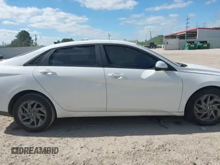 2024 Hyundai Elantra SEL с VIN KMHLM4DG4RU642352, выставлен на аукционе IAAI как лот 42020717 с пробегом 28 515 миль миль и . История ставок и продаж доступна на DreamBid. Изображение 13.