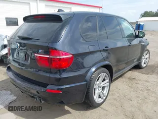 2013 BMW X5 M z VIN 5YMGY0C59DLL15891, wystawiony jako IAAI lot #41851131 z przebiegiem 96 184 mil mil oraz . Historia ofert i sprzedaży dostępna na DreamBid. Obrazek 4.