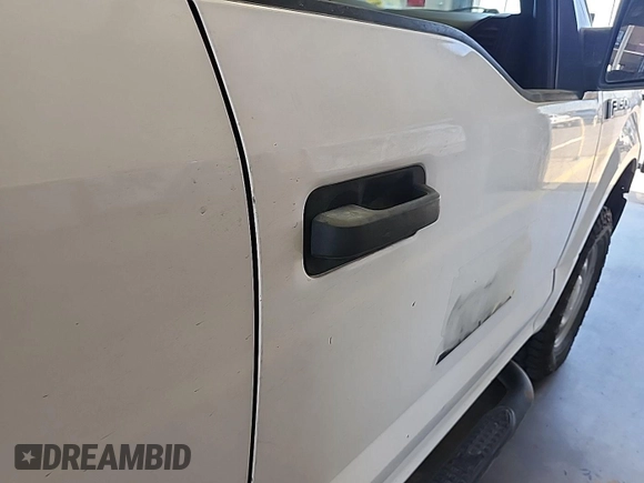 2018 Ford F-150 XL z VIN 1FTFX1E58JKF35180, wystawiony jako IAAI lot #42782023 z przebiegiem 105 516 mil mil oraz . Historia ofert i sprzedaży dostępna na DreamBid. Obrazek 5.