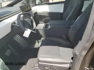 2024 Tesla Cybertruck z VIN 7G2CEHED5RA004336, wystawiony jako Copart lot #61506604 z przebiegiem 4743 mil mil oraz Szkody całkowita. Historia ofert i sprzedaży dostępna na DreamBid. Obrazek 7.