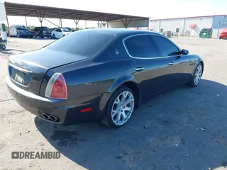 2007 Maserati Quattroporte with VIN ZAMFE39A070029397, listed as a IAAI auction lot 42027798 with 95,978 mi miles. Bid and sale history available at carsss.com. Image 4.