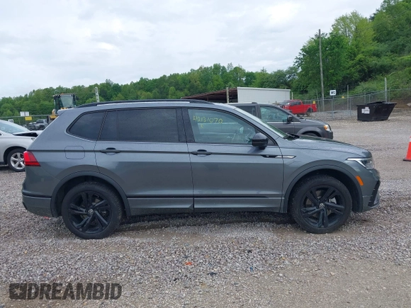 2024 Volkswagen Tiguan SE R-Line Black with VIN 3VV8B7AX1RM181025, listed as a IAAI auction lot 42131070 with 5,497 mi miles and . Bid and sale history available at DreamBid. Image 13.