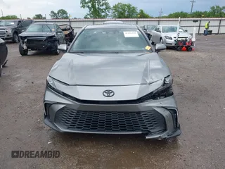 2025 Toyota Camry LE z VIN 4T1DAACK5SU527380, wystawiony jako IAAI lot #42116438 z przebiegiem 4 917 mil mil oraz . Historia ofert i sprzedaży dostępna na DreamBid. Obrazek 13.