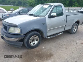 2002 Ford F-150 XL z VIN 1FTRF17W72NA69067, wystawiony jako IAAI lot #42127001 z przebiegiem 234 022 mil mil oraz . Historia ofert i sprzedaży dostępna na DreamBid. Obrazek 2.