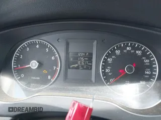 2014 Volkswagen Jetta SE z VIN 3VWD17AJ8EM286230, wystawiony jako IAAI lot #42735736 z przebiegiem 181 617 mil mil oraz . Historia ofert i sprzedaży dostępna na DreamBid. Obrazek 7.