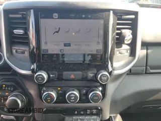 2022 Ram 1500 Big Horn z VIN 1C6RRFFG3NN179043, wystawiony jako IAAI lot #42566379 z przebiegiem 90 922 mil mil oraz . Historia ofert i sprzedaży dostępna na DreamBid. Obrazek 32.