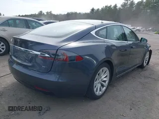 2017 Tesla Model S 100D z VIN 5YJSA1E28HF229836, wystawiony jako IAAI lot #42011901 z przebiegiem 81 012 mil mil oraz . Historia ofert i sprzedaży dostępna na DreamBid. Obrazek 4.