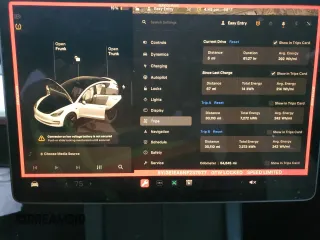 2022 Tesla Model 3 z VIN 5YJ3E1EA6NF237977, wystawiony jako Copart lot #84755374 z przebiegiem 54 645 mil mil oraz Szkoda całkowita • Salvage title. Historia ofert i sprzedaży dostępna na DreamBid. Obrazek 9.