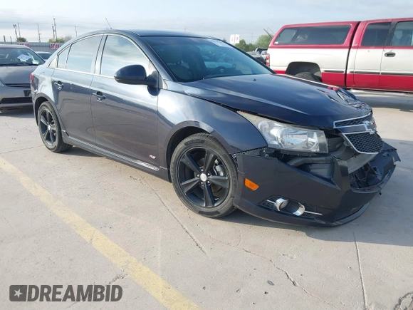 2014 Chevrolet Cruze 2LT z VIN 1G1PE5SB3E7255292, wystawiony jako IAAI lot #41851205 z przebiegiem 141 659 mil mil oraz . Historia ofert i sprzedaży dostępna na DreamBid. Obrazek 1.