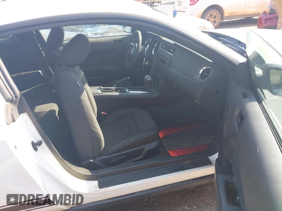 2012 Ford Mustang Premium z VIN 1ZVBP8AM5C5206875, wystawiony jako IAAI lot #42400805 z przebiegiem 178 011 mil mil oraz . Historia ofert i sprzedaży dostępna na DreamBid. Obrazek 5.