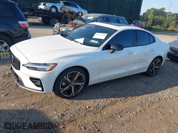 2024 Volvo S60 Plus Dark Theme z VIN 7JRL12TL6RG310347, wystawiony jako IAAI lot #40331210 z przebiegiem 1 259 mil mil oraz . Historia ofert i sprzedaży dostępna na DreamBid. Obrazek 2.