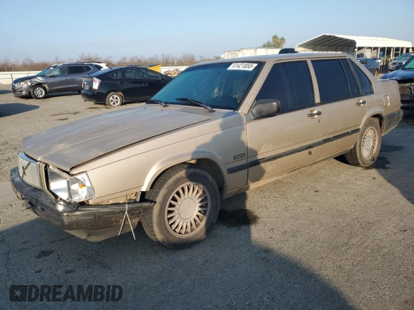 1993 Volvo 900 z VIN YV1JS8318P1140782, wystawiony jako Copart lot #41431855 z przebiegiem 141 139 mil mil oraz Szkoda całkowita • Salvage title. Historia ofert i sprzedaży dostępna na DreamBid. Obrazek 1.
